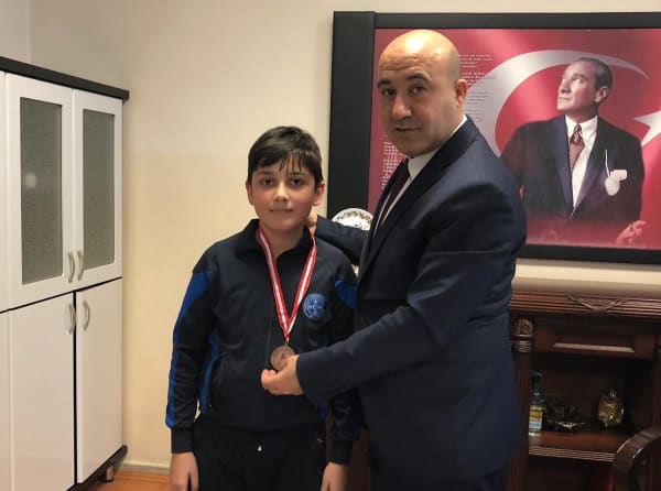 Okulumuz öğrencilerinden Ahmet Peker Karate Şampiyonasında Türkiye 3.sü oldu.
