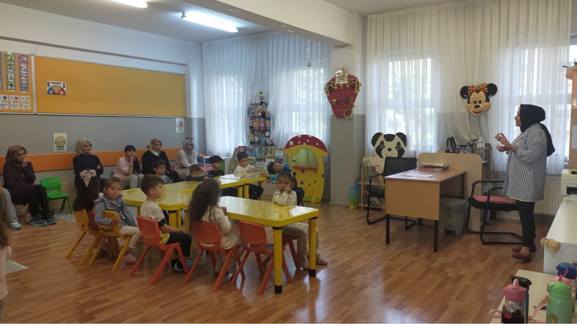 Aile yılı etkinlikleri kapsamında Eylül ayında veli ve öğrencilerimizle birlikte masal dinletisi etkinliği gerçekleştirildi.